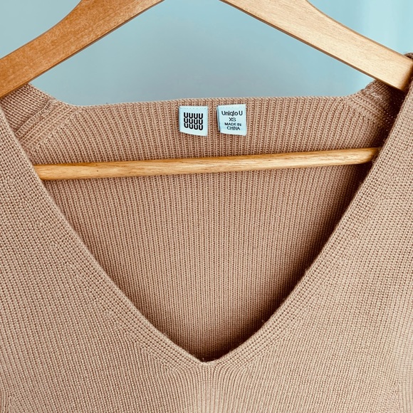 3for$50🌟 Uniqlo 3D wool Sweater - Picture 2 of 3